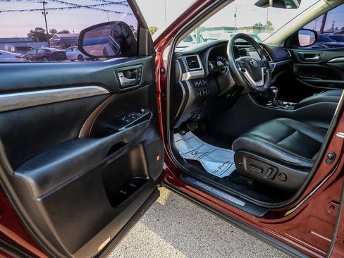 Used 2019 Toyota Highlander Limited w/ Carpet Mat Package (TMS) AWD/4WD image 37