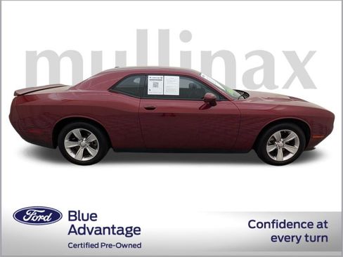Used 2022 Dodge Challenger SXT image 2