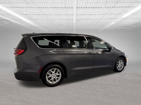 Used 2023 Chrysler Pacifica Touring-L FWD image 6