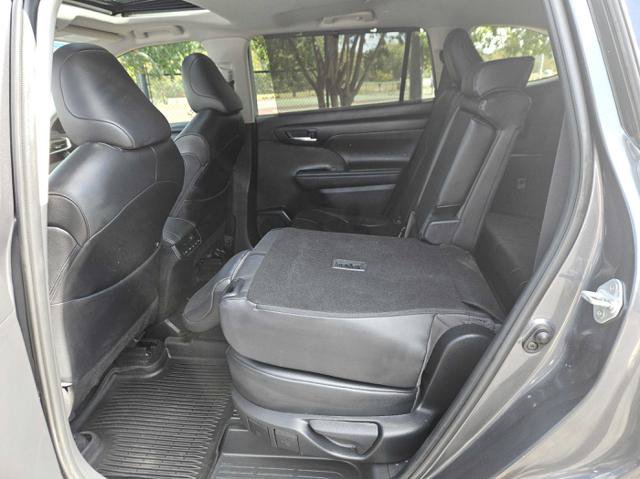 Used 2020 Toyota Highlander XLE FWD image 30