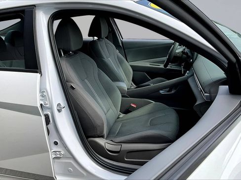 Used 2025 Hyundai Elantra SE FWD image 24