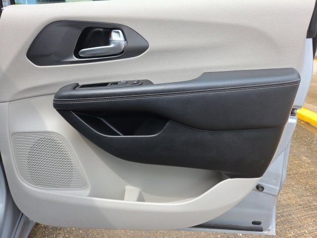 Used 2023 Chrysler Pacifica Touring-L FWD image 18