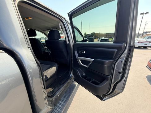 Used 2018 Nissan Titan SV w/ SV Convenience Package AWD/4WD image 23