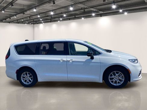 Used 2024 Chrysler Pacifica Touring-L FWD image 8