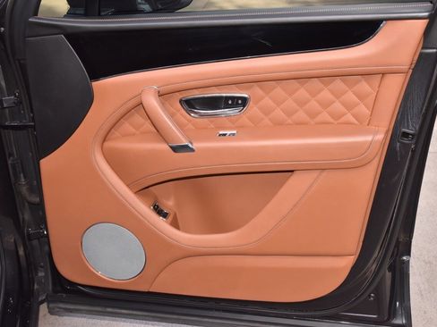 Used 2020 Bentley Bentayga image 38