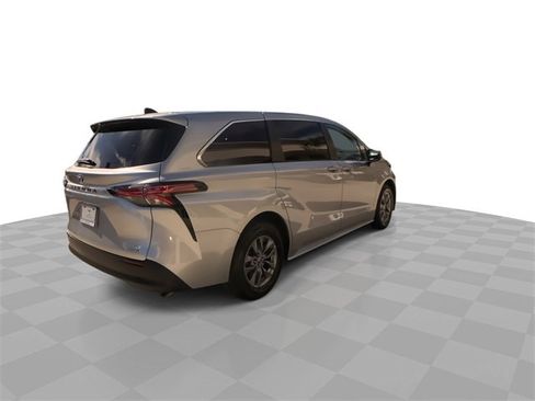 Used 2021 Toyota Sienna LE image 14