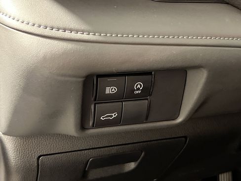 Used 2024 Toyota Highlander XLE AWD/4WD image 32