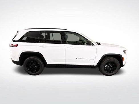 New 2025 Jeep Grand Cherokee Altitude AWD/4WD image 8