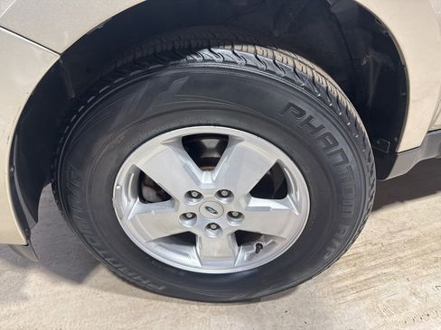 Used 2010 Ford Escape XLS image 2