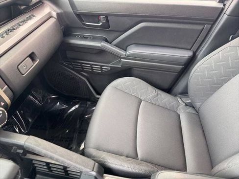 Certified 2025 Toyota Tacoma SR5 AWD/4WD image 60