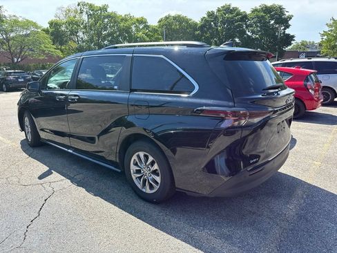 Used 2026 Toyota Sienna XLE FWD image 3