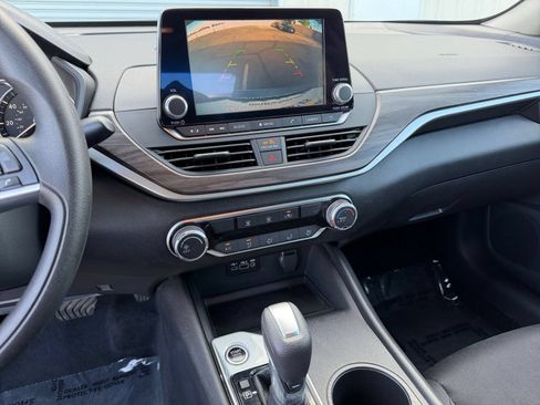 Used 2025 Nissan Altima 2.5 SV FWD image 17