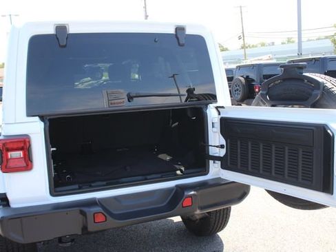 Used 2025 Jeep Wrangler Unlimited Sahara AWD/4WD image 25