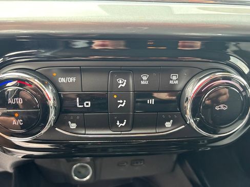Used 2024 Chevrolet Trax LT w/ Sunroof Package FWD image 28