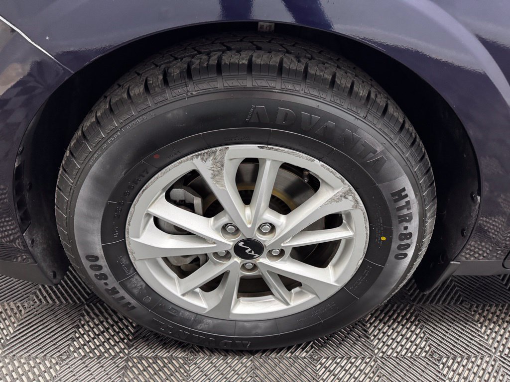 Used 2024 Kia Carnival LX FWD image 21