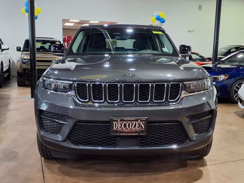 Used 2023 Jeep Grand Cherokee Laredo w/ Luxury Tech Group I AWD/4WD image 2