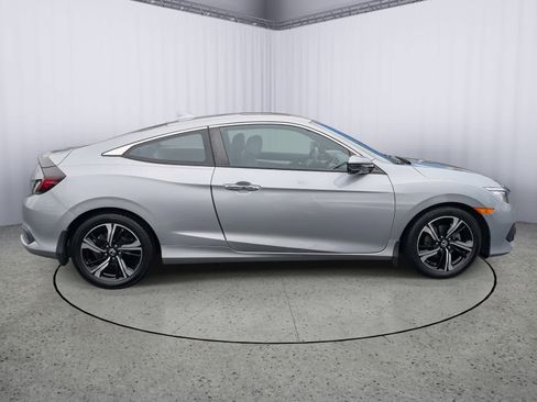 Used 2016 Honda Civic Touring image 2