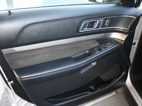 Used 2018 Ford Explorer XLT w/ Equipment Group 202A AWD/4WD image 15