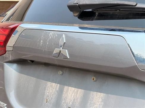 Used 2020 Mitsubishi Outlander SE AWD/4WD image 9