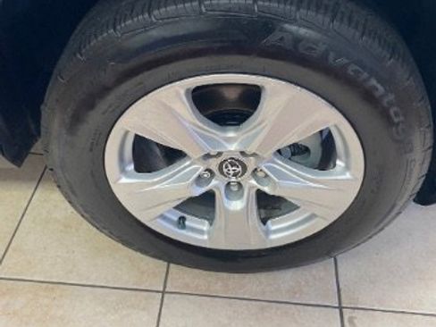 Used 2021 Toyota RAV4 XLE w/ Convenience Package FWD image 23