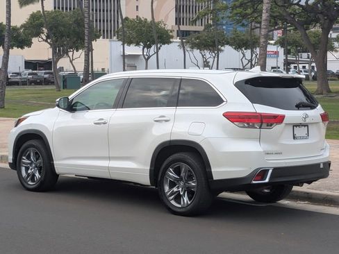 Used 2018 Toyota Highlander Limited Platinum image 3
