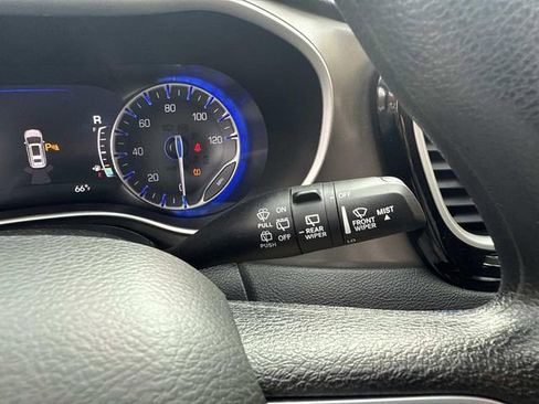 Used 2021 Chrysler Pacifica Touring image 31