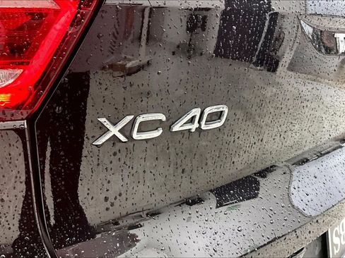 Certified 2025 Volvo XC40 B5 Plus image 41