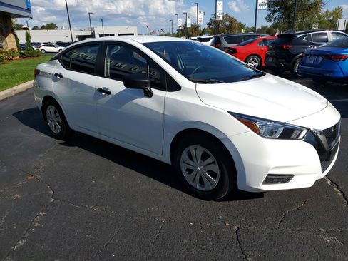 Used 2021 Nissan Versa S image 4