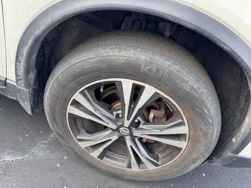 Used 2018 Nissan Rogue SL w/ Premium Package image 5