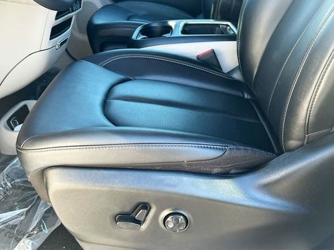 Used 2024 Chrysler Pacifica Limited FWD image 19