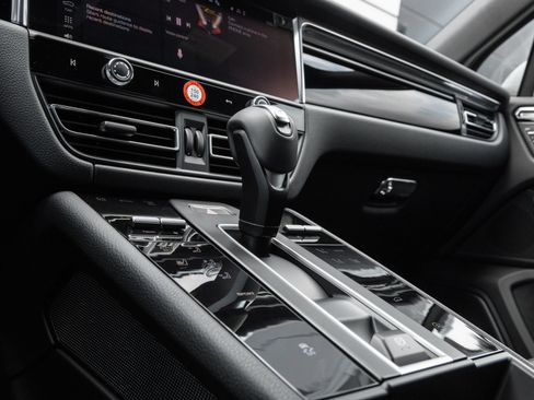 Certified 2026 Porsche Macan AWD/4WD image 25