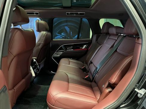 Certified 2025 Land Rover Range Rover SE AWD/4WD image 17