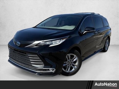 Used 2022 Toyota Sienna Limited image 1