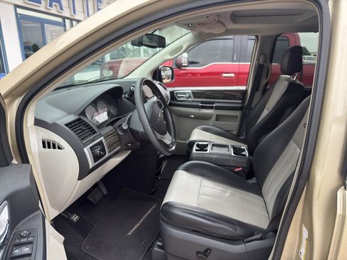 Used 2010 Chrysler Town & Country Touring FWD image 3