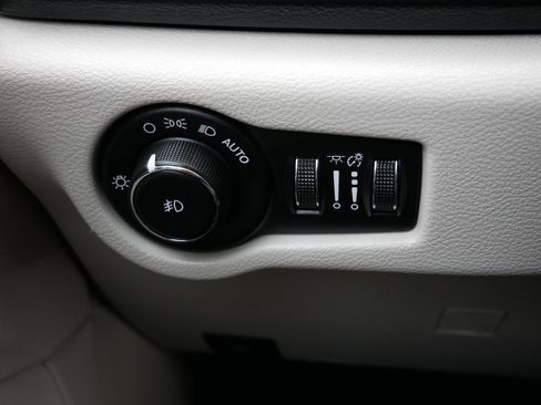 Used 2017 Chrysler Pacifica Touring-L FWD image 25