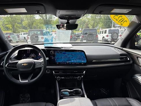 Used 2025 Chevrolet Traverse High Country FWD image 8