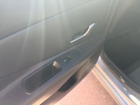 Used 2023 Hyundai Elantra SE w/ Winter Weather Package image 15