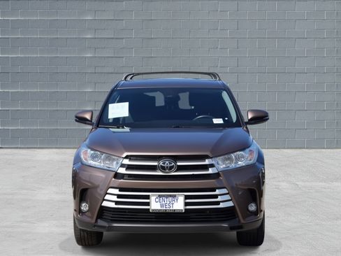Used 2019 Toyota Highlander Plus w/ Carpet Mat Package (TMS) image 2