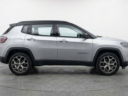 Used 2025 Jeep Compass Limited image 11