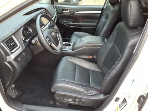 Used 2019 Toyota Highlander XLE AWD/4WD image 14