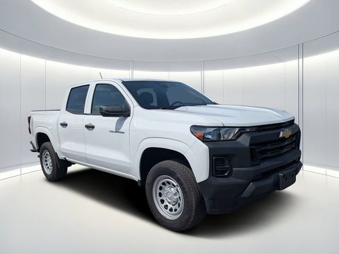 Used 2025 Chevrolet Colorado W/T RWD image 2