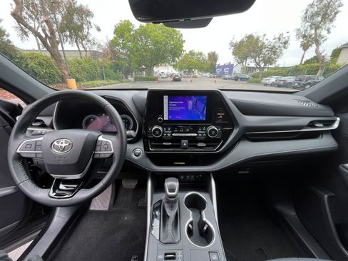 Used 2025 Toyota Highlander XSE AWD/4WD image 36