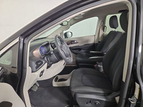Used 2017 Chrysler Pacifica LX FWD image 12