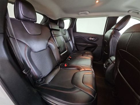 Used 2019 Jeep Cherokee Trailhawk image 20