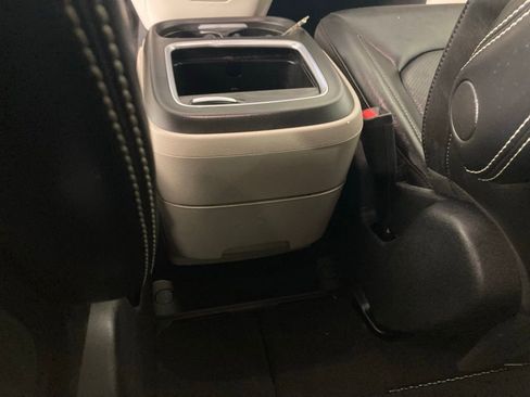 Used 2024 Chrysler Pacifica Touring-L image 14