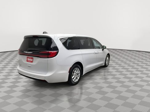 Used 2023 Chrysler Pacifica Touring-L image 37