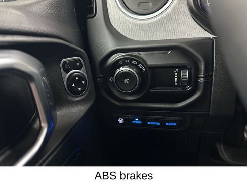 Used 2025 Jeep Wrangler Unlimited Sahara image 36