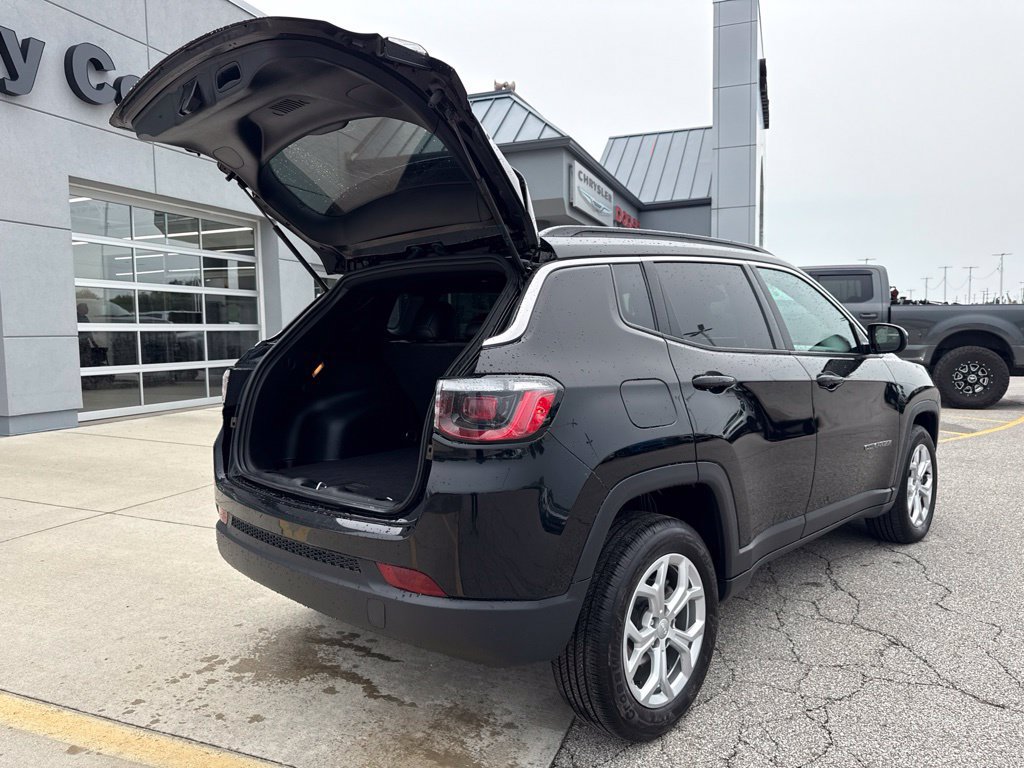 Used 2024 Jeep Compass Latitude AWD/4WD image 15