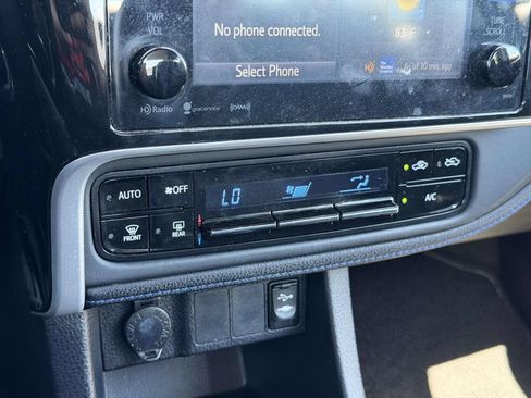 Used 2018 Toyota Corolla SE w/ SE Premium Package FWD image 5