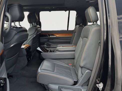 Used 2022 Jeep Grand Wagoneer Series III AWD/4WD image 13